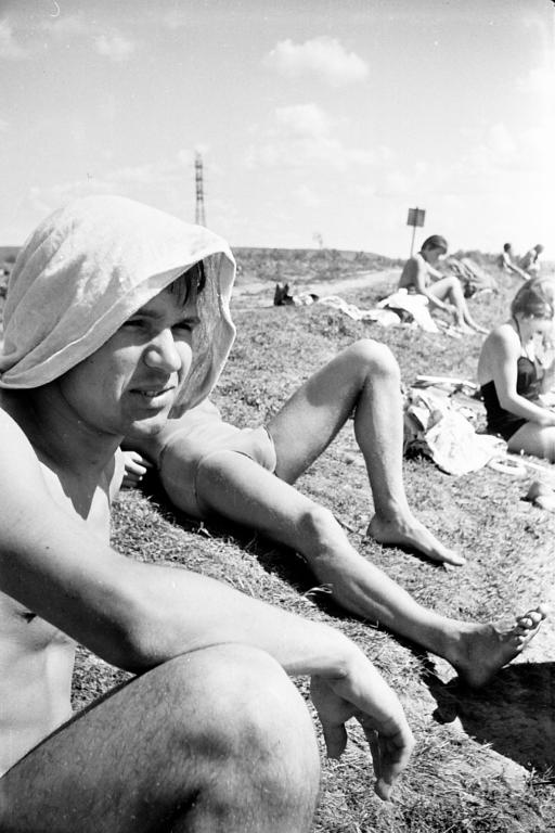 61-24  1961 г.  В.Жданов на берегу. Соревнования на Сенной курье. Томск.
