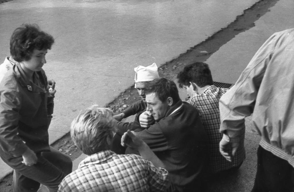 63-55  1963 г.  Г.Колтукова, В.Жданов, В.Титов и др. Зональные соревнования по подводному многоборью. На ступенях ОК ДОСААФ, Новосибирск.