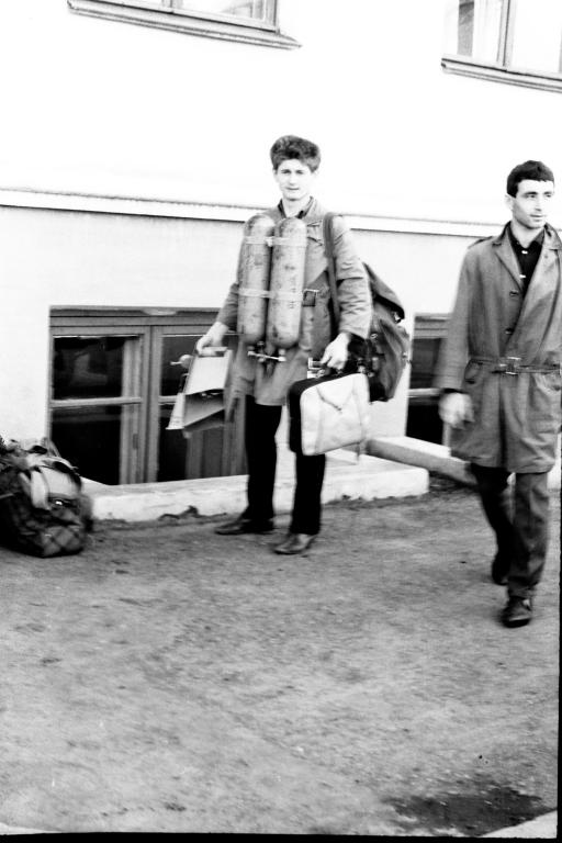 67-52  1967 г.  Н.Яковлев с полным комплектом снаряжения. Рядом В.Брудный. Зональные соревнования по подводному спорту. Белово.