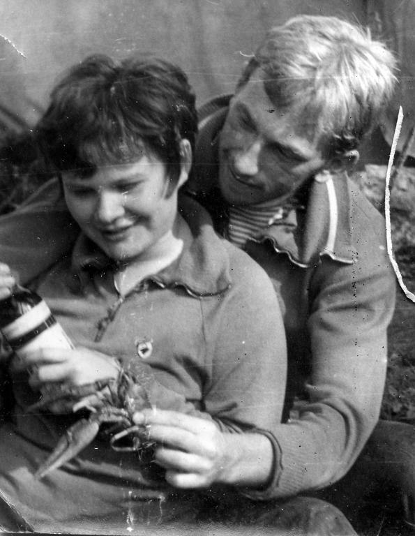 69-30  1969 г.  И.Баженова, С.Шлёнкин и раки. Белое озеро, Томск.