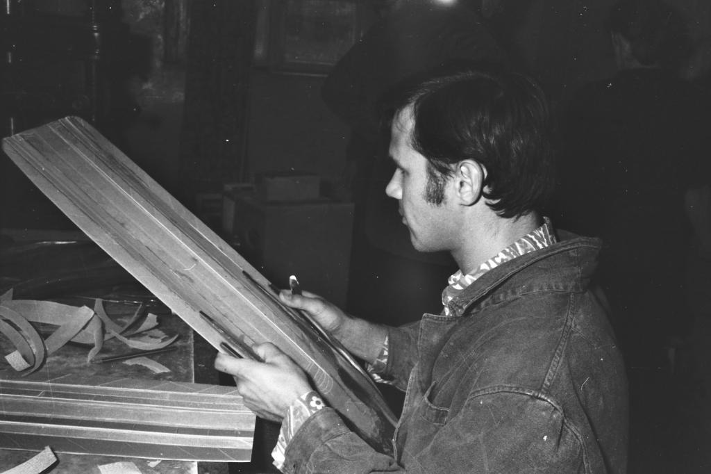 70-62  1970 г.  В.Жданов изготавливает ласты из стеклопластика. Мастерская клуба СКАТ, Ленина 49, Томск.