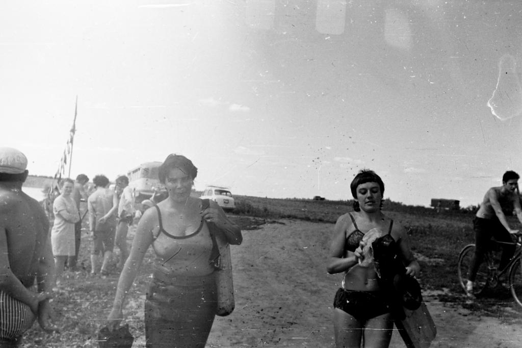 71-24  1971 г.  Н.Юркова и Т.Зомберг после финиша. Первенство области по подводному ориентированию. Сенная Курья, Томск.