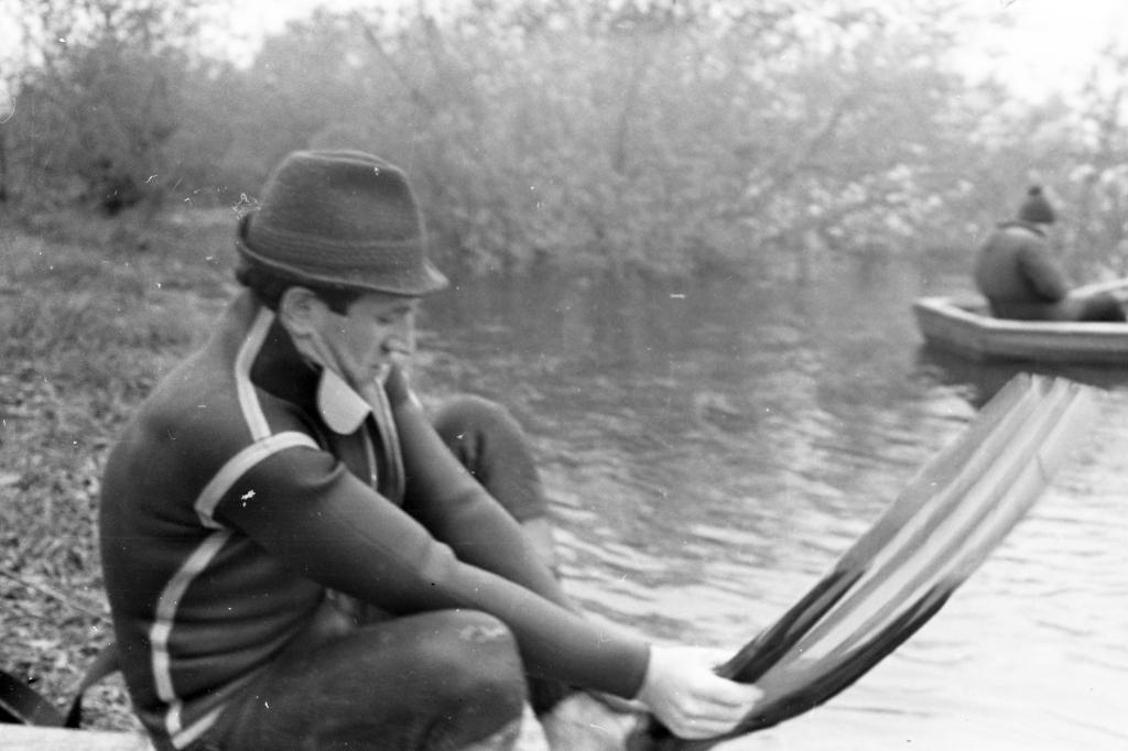 71-6    1971 г.  Н.Юрга надевает спортивное снаряжение. Первенство города по подводному ориентированию. Сенная Курья, Томск.