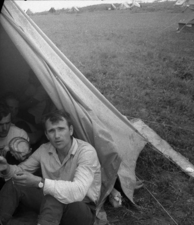 74-62  1974 г.  С.Баландин и В.Ладыгин завтракают. Первенство Восточной зоны по подводному ориентированию. о-в Попова, Владивосток.