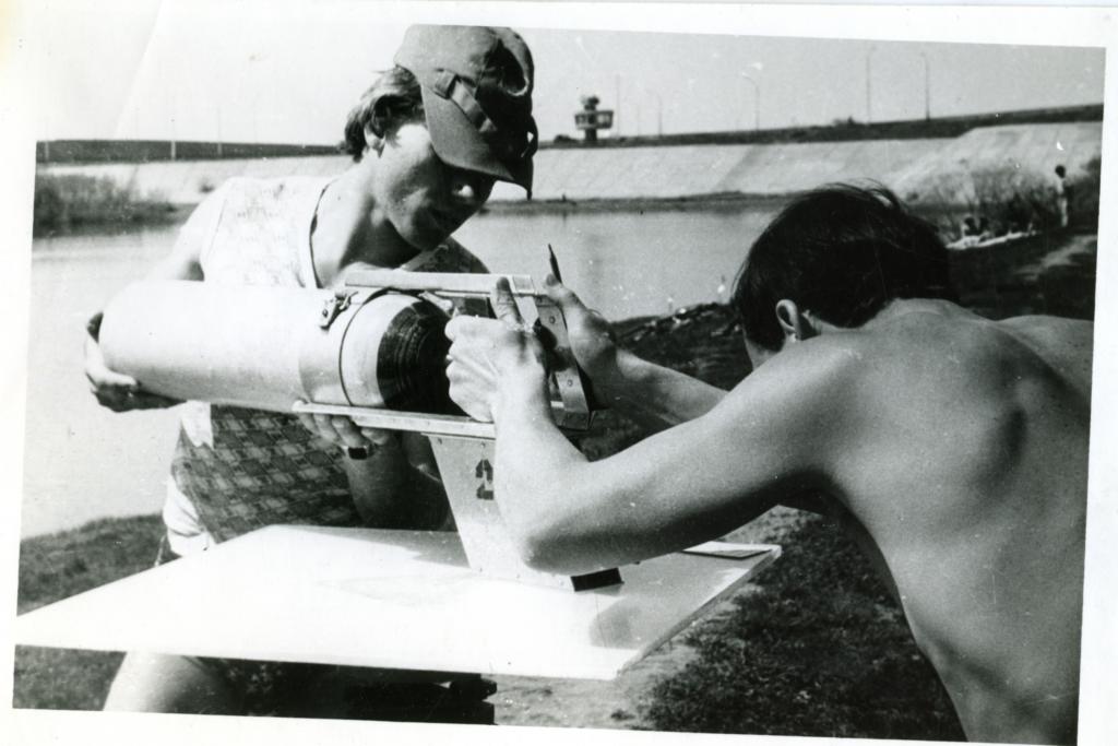 84-13  1984 г.  Г.Гришаев держит приборный узел с баллоном. А.Олейников снимает курс для подводного плавания. Курья, Томск.