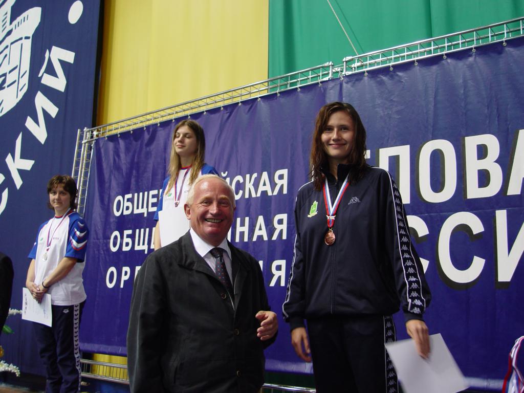 04-43  2004 г.  Губернатор ТО  В.М.Кресс и С.Сорокина. Чемпионат России. Олимпийский бассейн, Москва..JPG